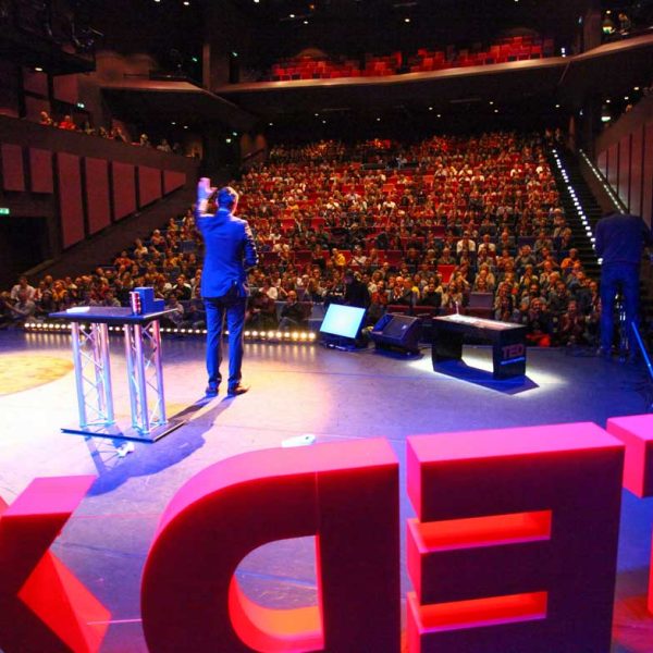 TedX Venlo Brandon Smeets comedy magic